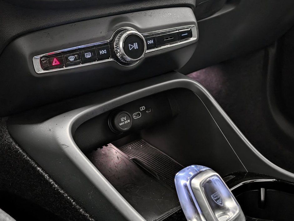 Volvo XC40 B5 AWD Plus Dark Theme 2025-14