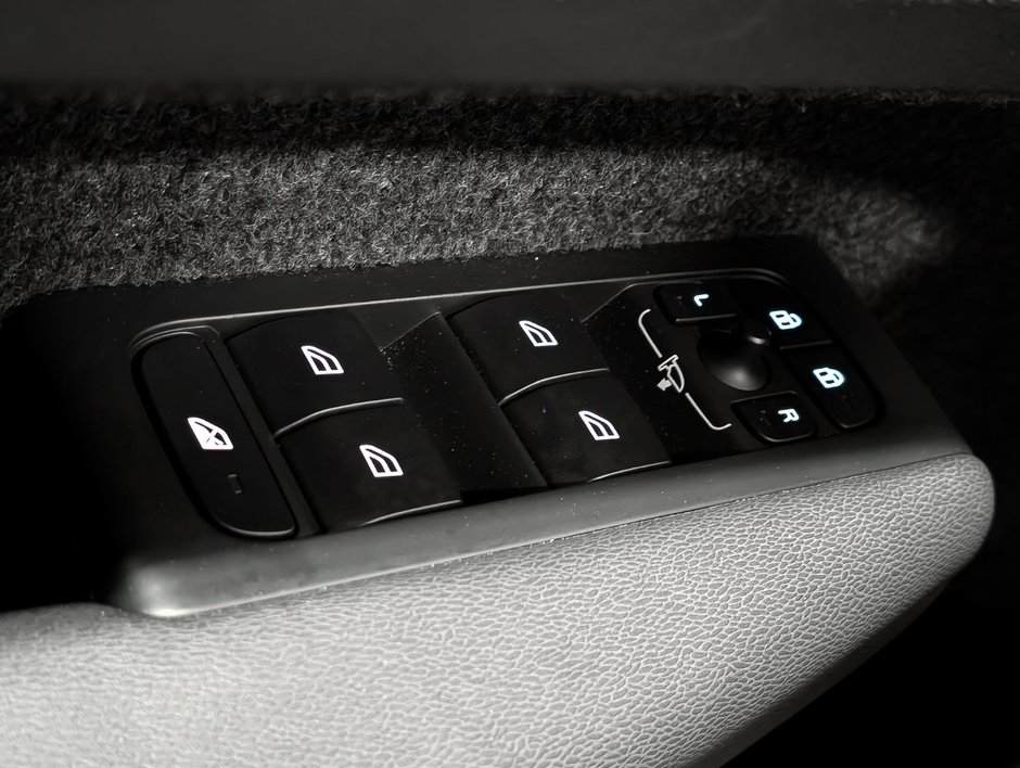 Volvo XC40 B5 AWD Plus Dark Theme 2025-22