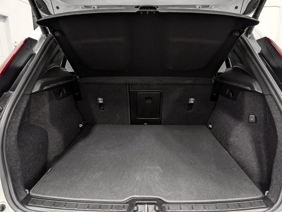 Volvo XC40 B5 AWD Plus Dark Theme 2025-7