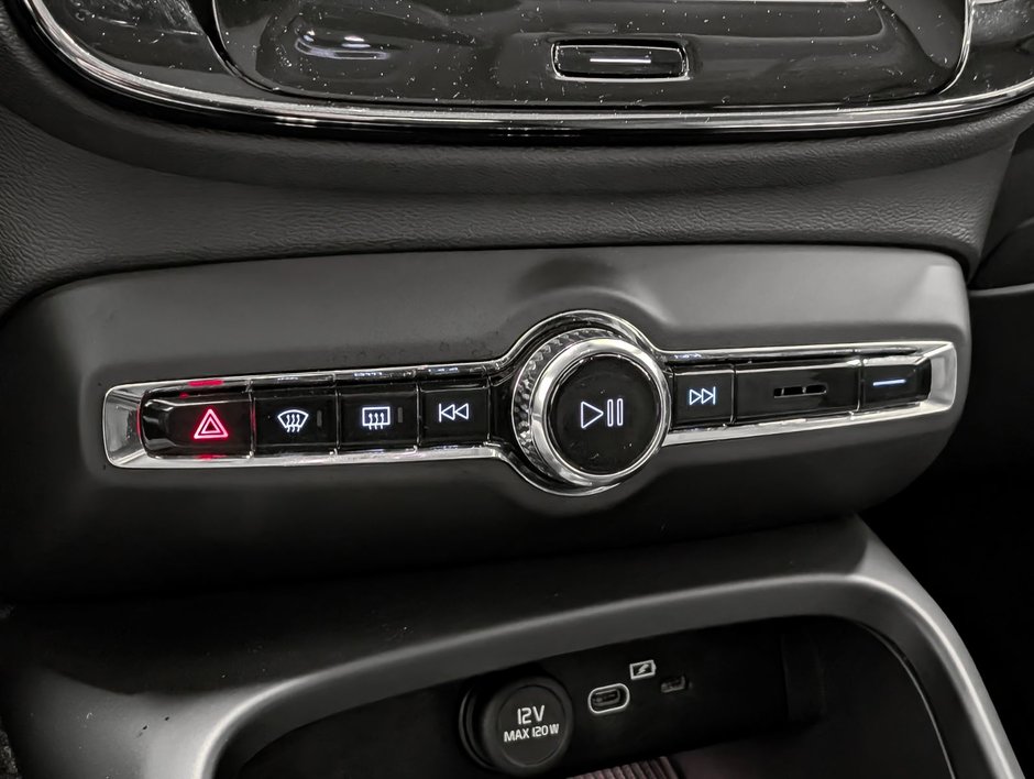 Volvo XC40 B5 AWD Plus Dark Theme 2025-16