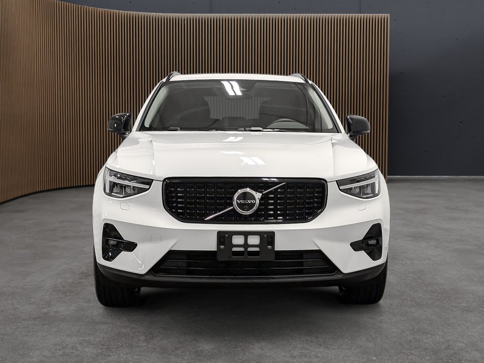 Volvo XC40 B5 AWD Plus Dark Theme 2025-1