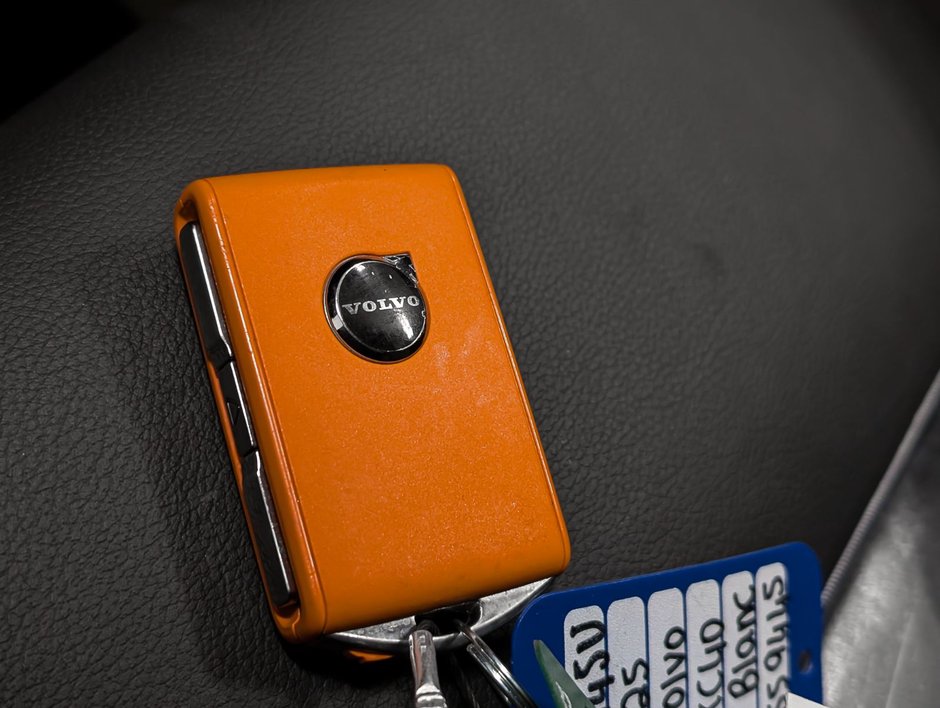 Volvo XC40 B5 AWD Plus Dark Theme 2025-26