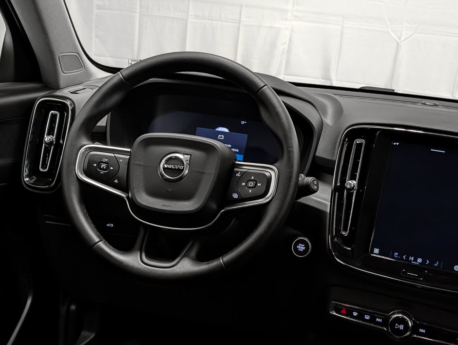 Volvo XC40 B5 AWD Plus Dark Theme 2025-13