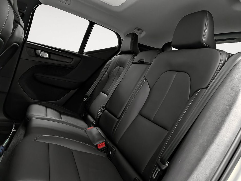 Volvo XC40 B5 AWD Plus Dark Theme 2025-11