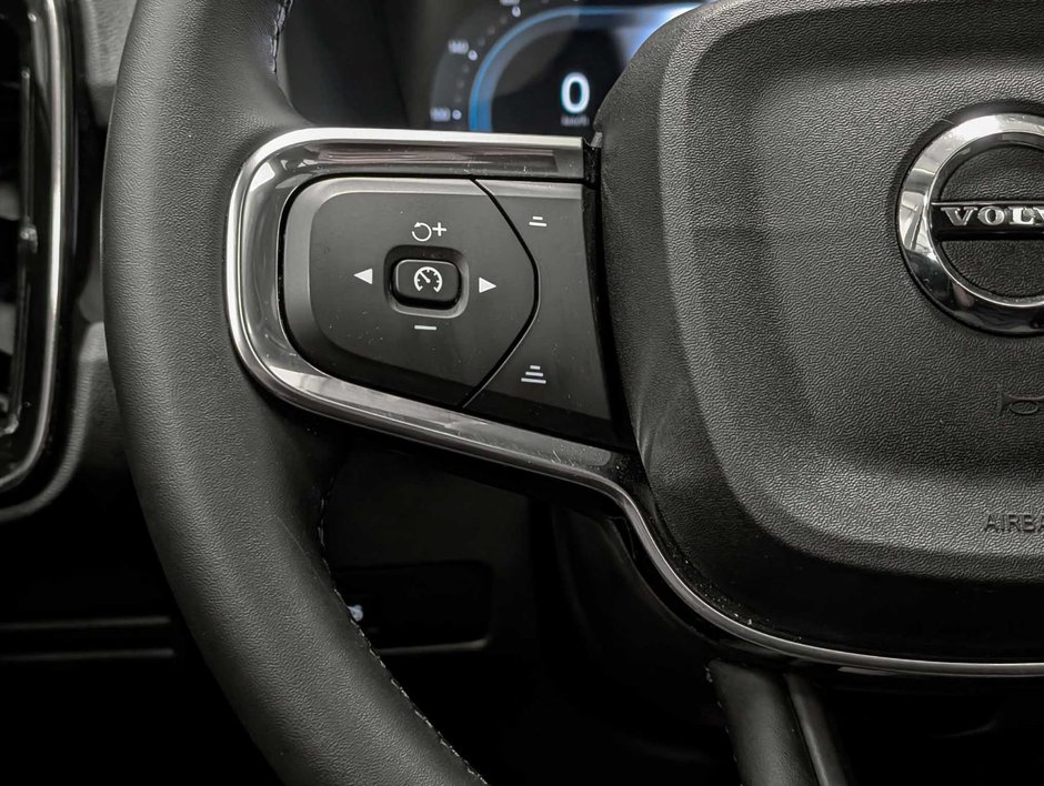 2025 Volvo XC40 B5 AWD Plus Dark Theme-16