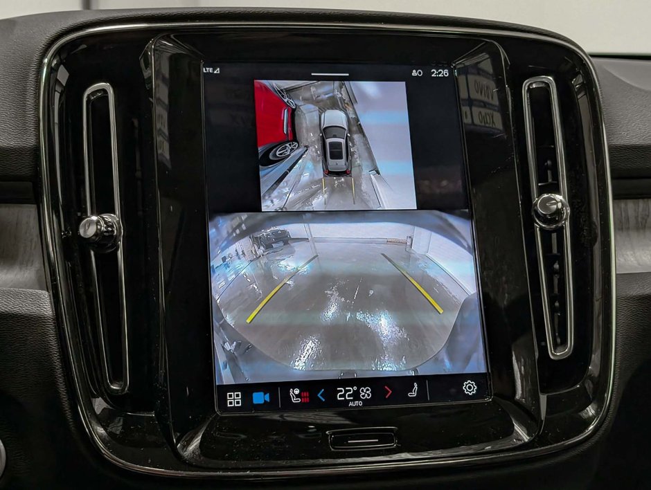 2025 Volvo XC40 B5 AWD Plus Dark Theme-11