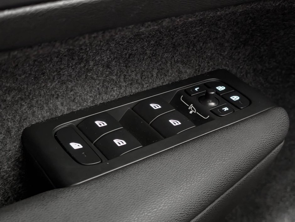 2025 Volvo XC40 B5 AWD Plus Dark Theme-19