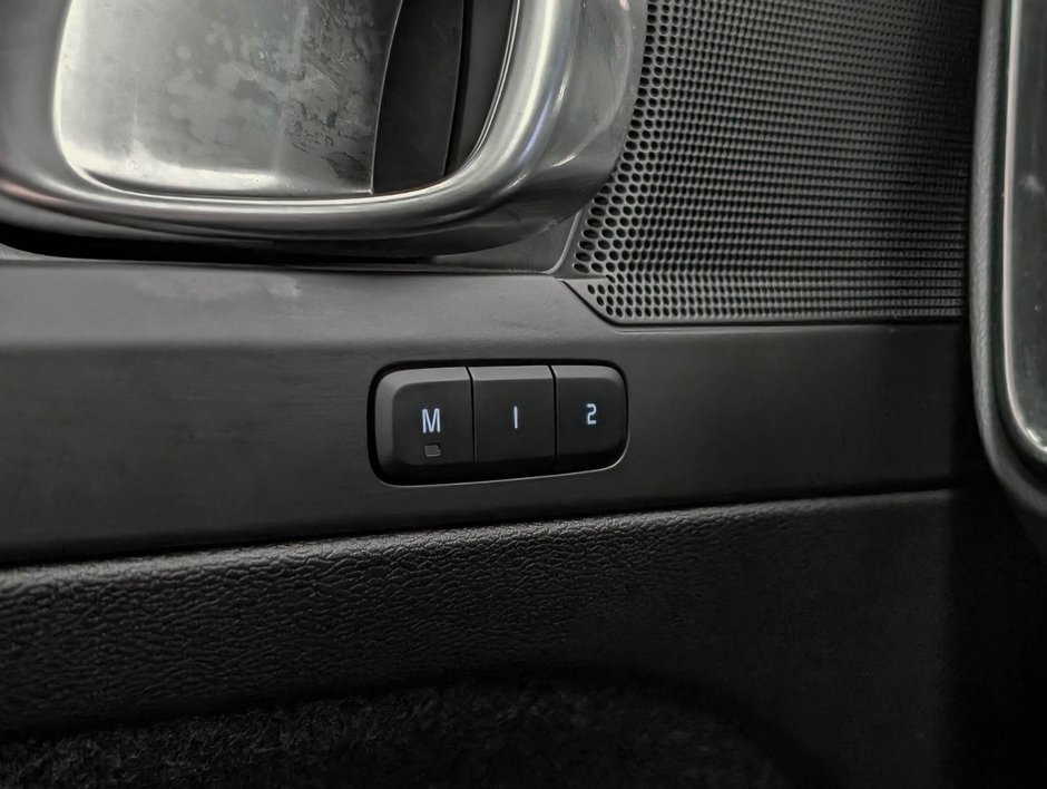 2025 Volvo XC40 B5 AWD Plus Dark Theme-18