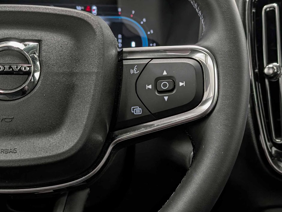 2025 Volvo XC40 B5 AWD Plus Dark Theme-15