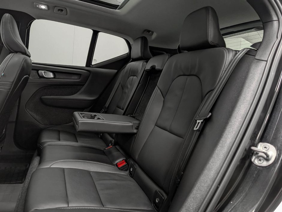 2025 Volvo XC40 B5 AWD Plus Dark Theme-7