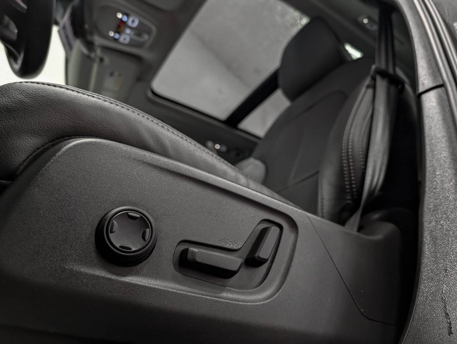 2025 Volvo XC40 B5 AWD Plus Dark Theme-6