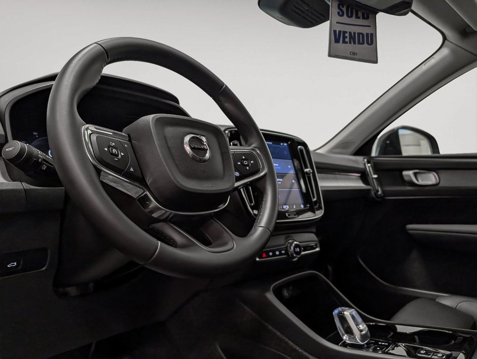 2025 Volvo XC40 B5 AWD Plus Dark Theme-4