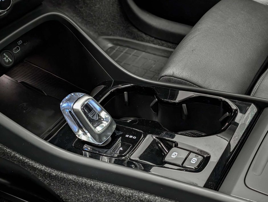 2025 Volvo XC40 B5 AWD Plus Dark Theme-14