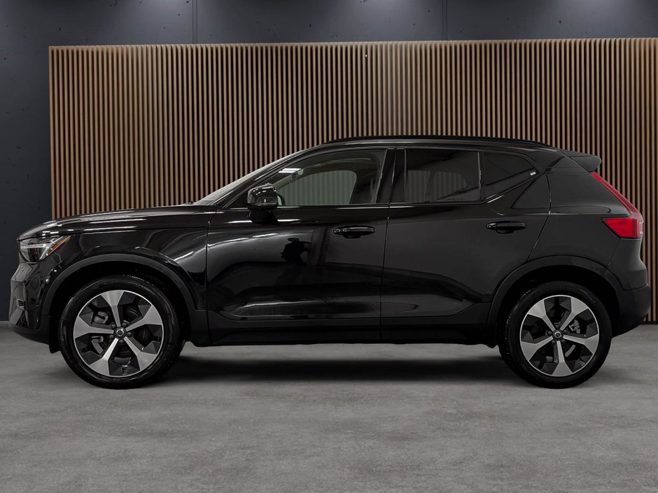 2025 Volvo XC40 B5 AWD Plus Dark Theme-1