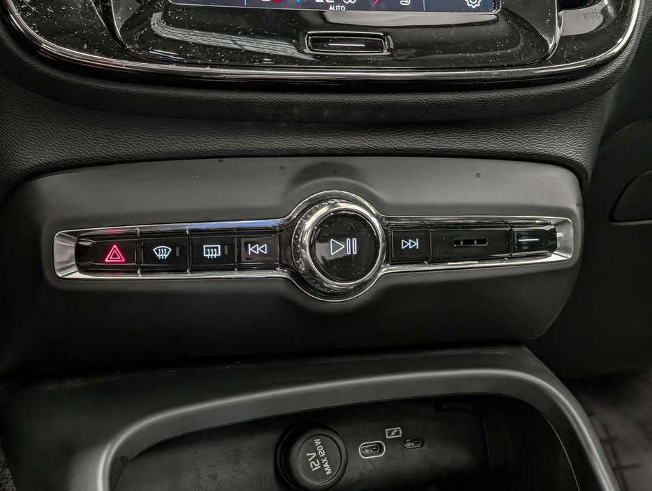 2025 Volvo XC40 B5 AWD Plus Dark Theme-12