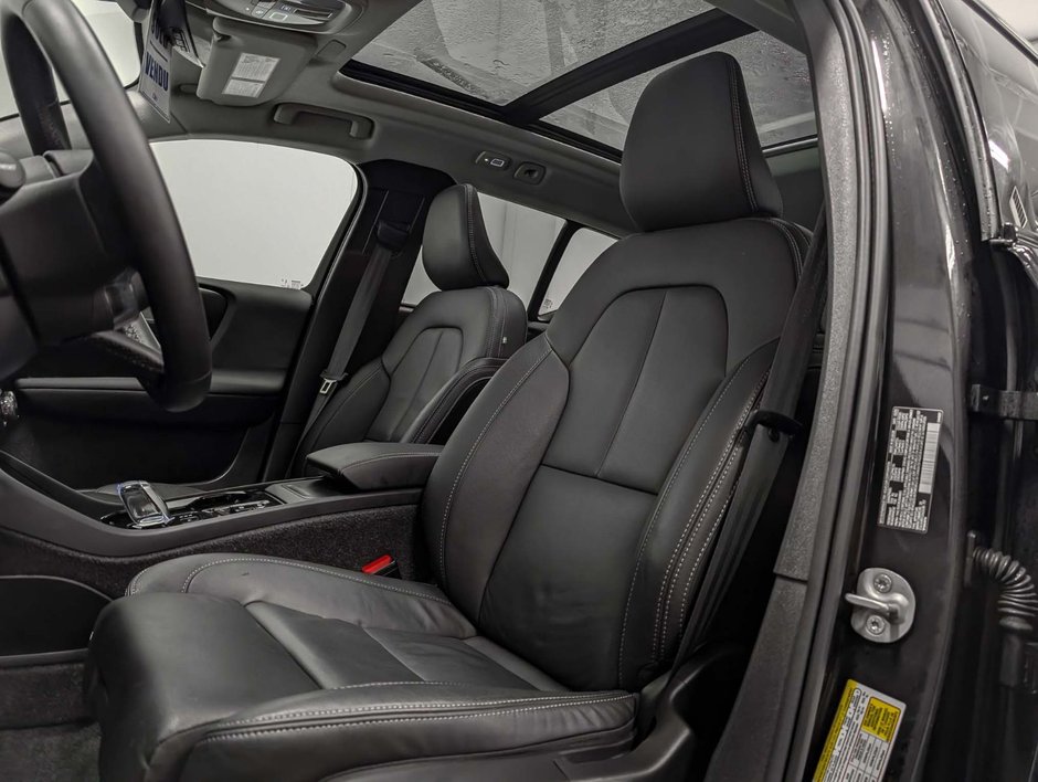 2025 Volvo XC40 B5 AWD Plus Dark Theme-5