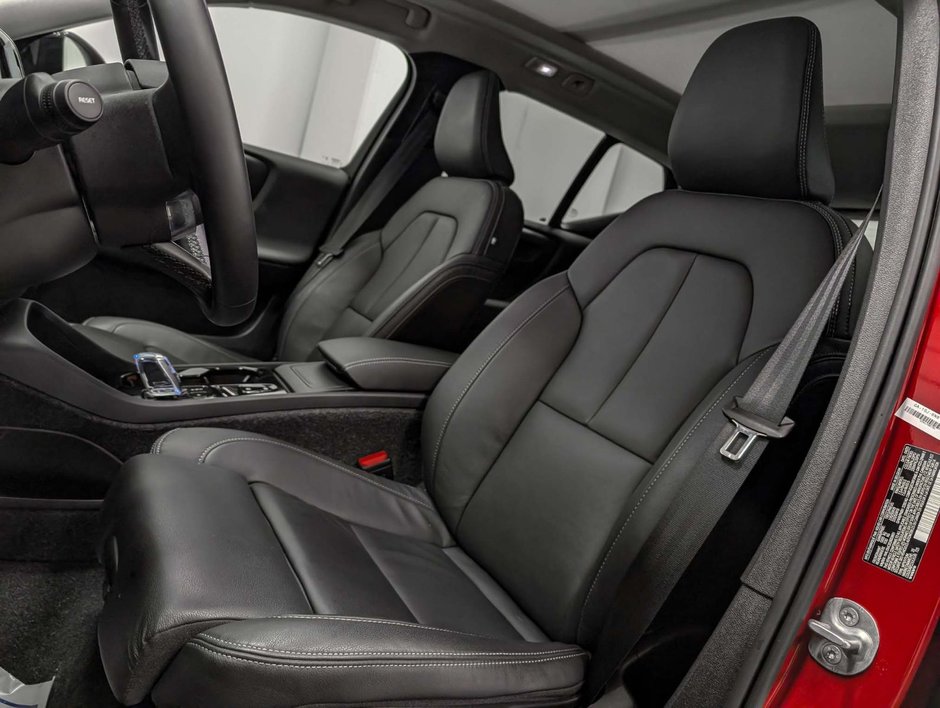 Volvo XC40 B5 AWD Plus Dark Theme 2025-8