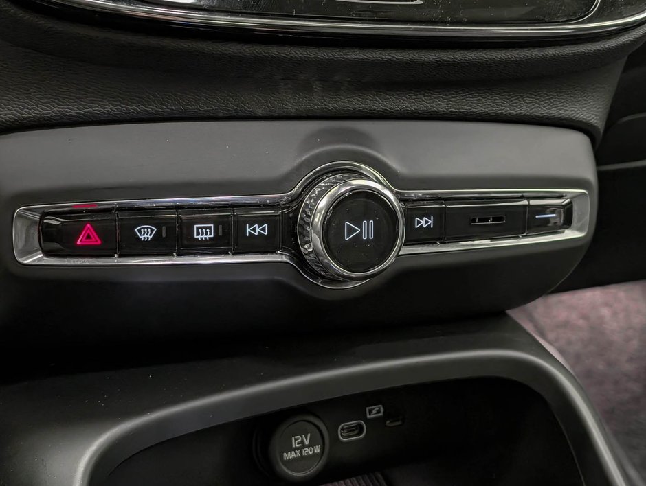 Volvo XC40 B5 AWD Plus Dark Theme 2025-18