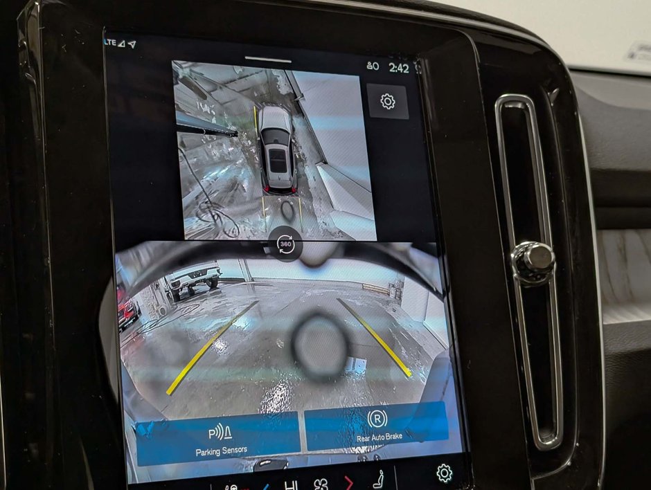 Volvo XC40 B5 AWD Plus Dark Theme 2025-26