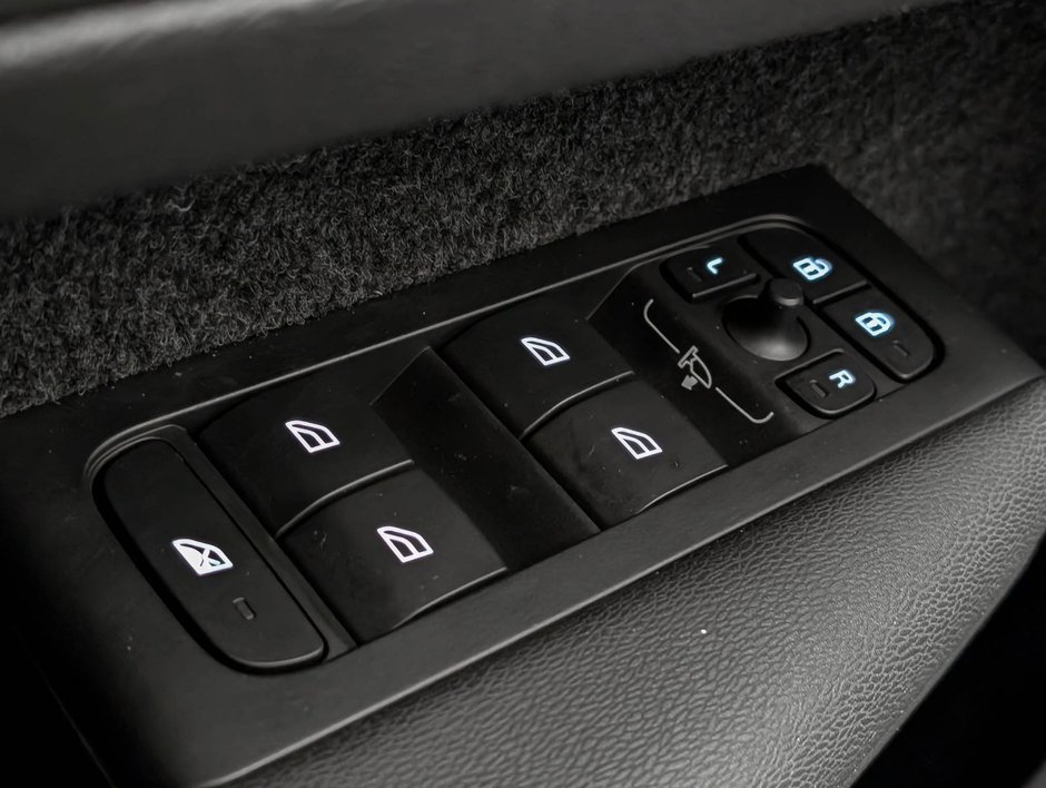 Volvo XC40 B5 AWD Plus Dark Theme 2025-23