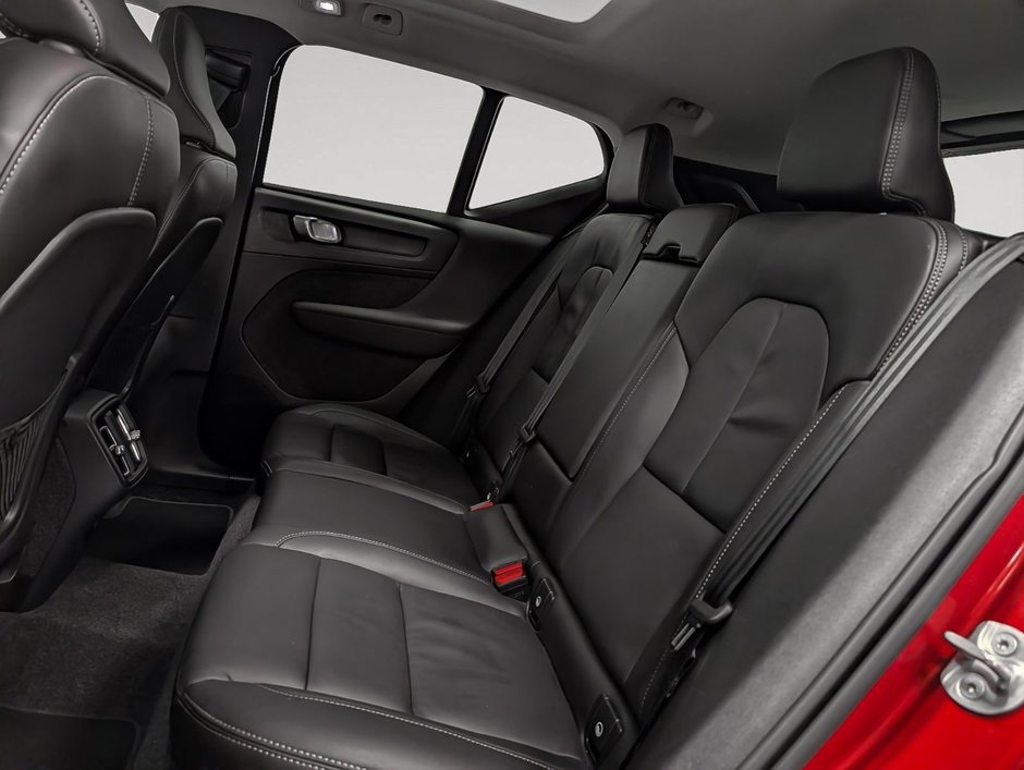 Volvo XC40 B5 AWD Plus Dark Theme 2025-11