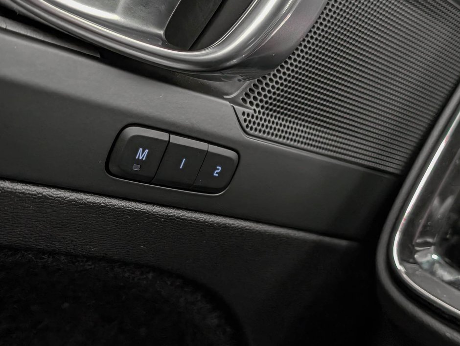 Volvo XC40 B5 AWD Plus Dark Theme 2025-24