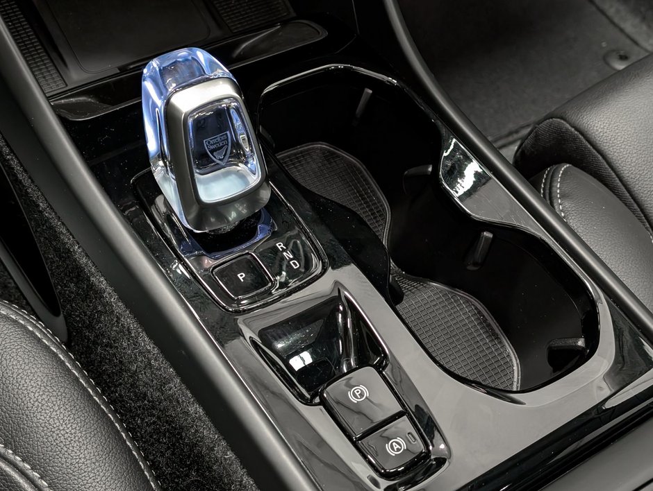 Volvo XC40 B5 AWD Plus Bright Theme 2025-18