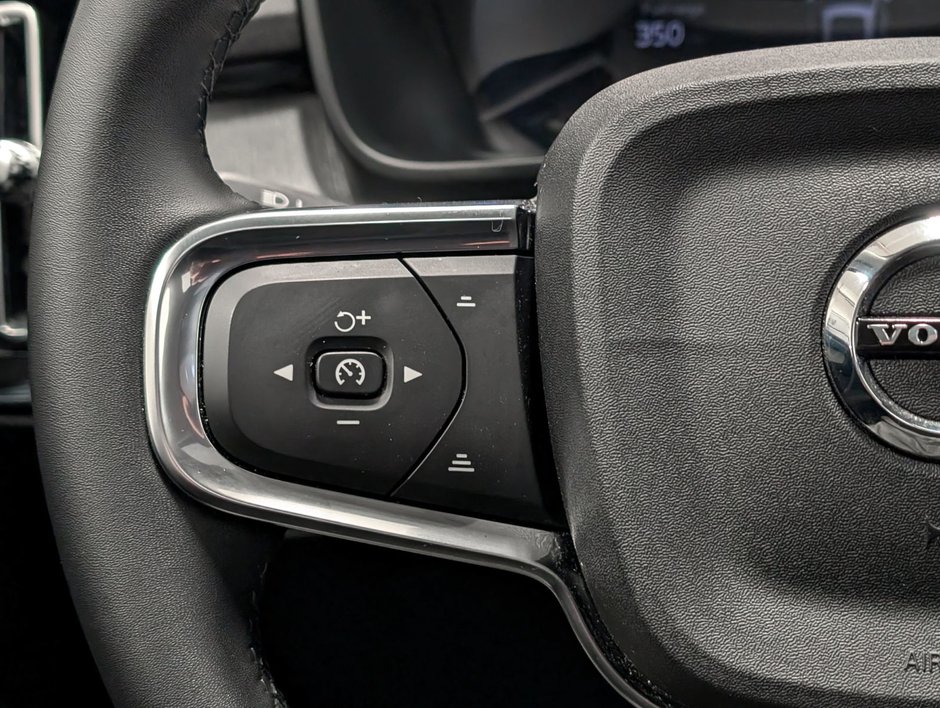 Volvo XC40 B5 AWD Plus Bright Theme 2025-20