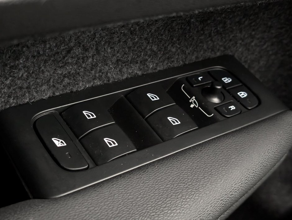 Volvo XC40 B5 AWD Plus Bright Theme 2025-21