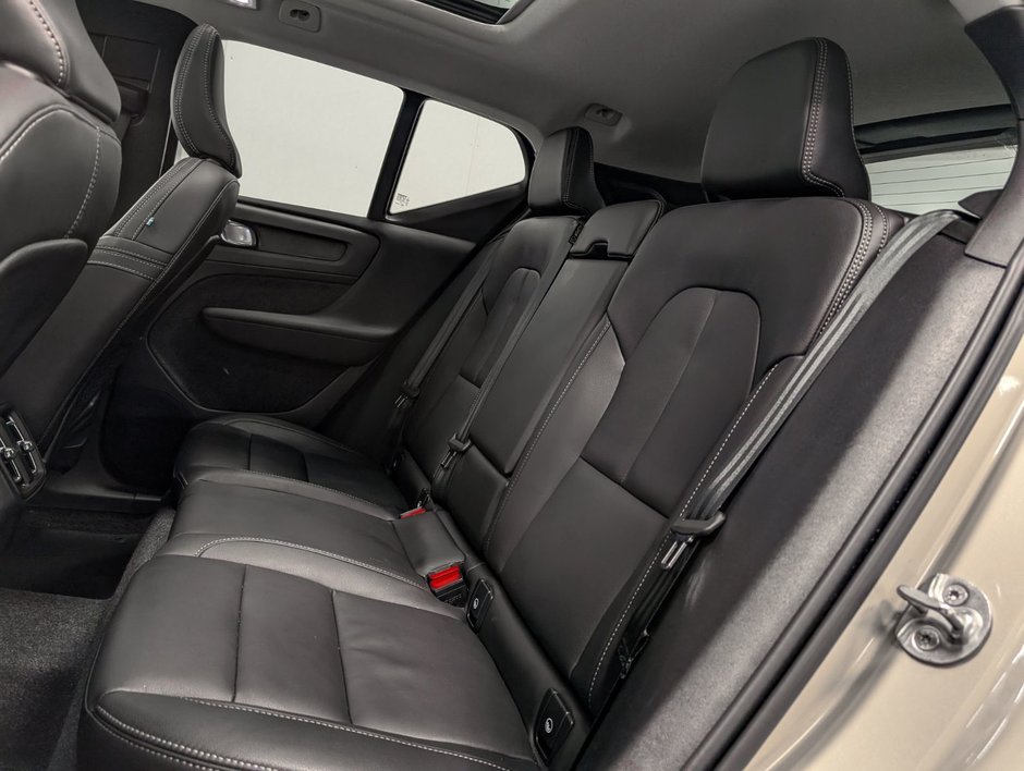 Volvo XC40 B5 AWD Plus Bright Theme 2025-11