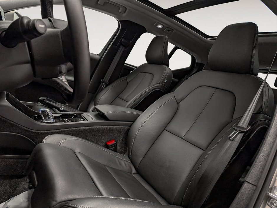 Volvo XC40 B5 AWD Plus Bright Theme 2025-8