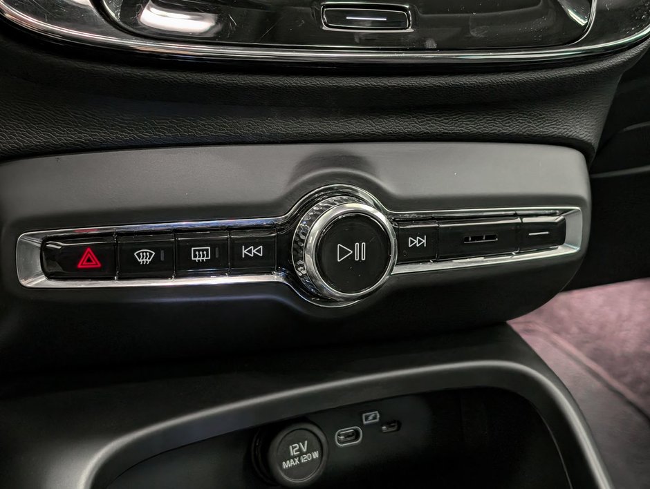 Volvo XC40 B5 AWD Plus Bright Theme 2025-17