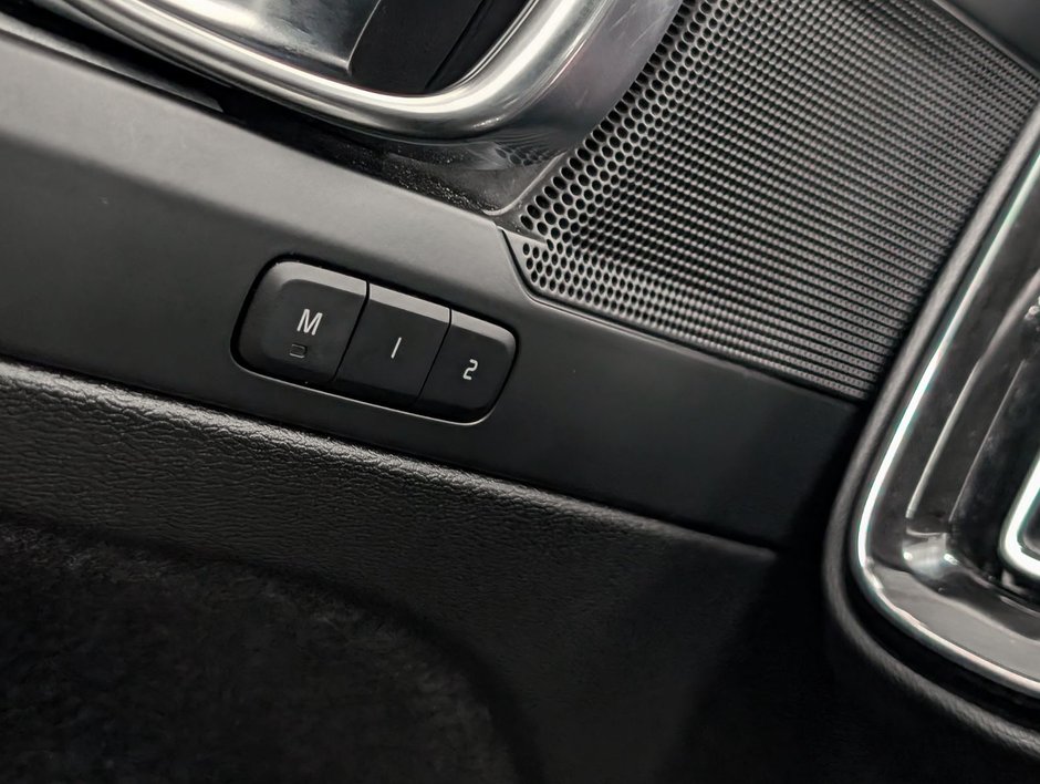 Volvo XC40 B5 AWD Plus Bright Theme 2025-22