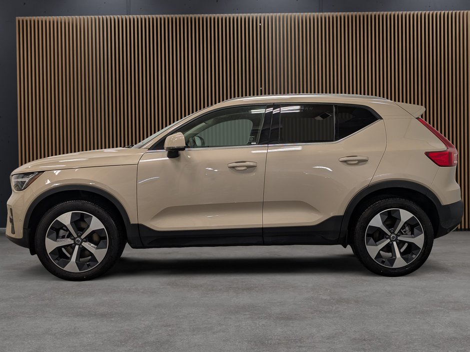 Volvo XC40 B5 AWD Plus Bright Theme 2025-1