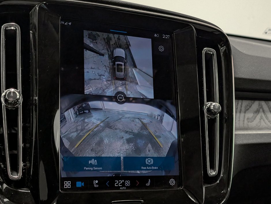 Volvo XC40 B5 AWD Plus Bright Theme 2025-23