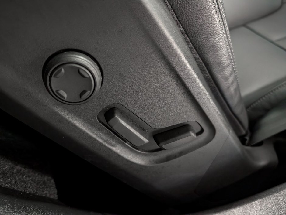 Volvo XC40 B5 AWD Plus Bright Theme 2025-9