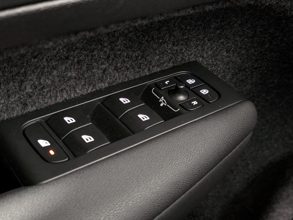 Volvo XC40 B5 AWD Plus Dark Theme 2025-19