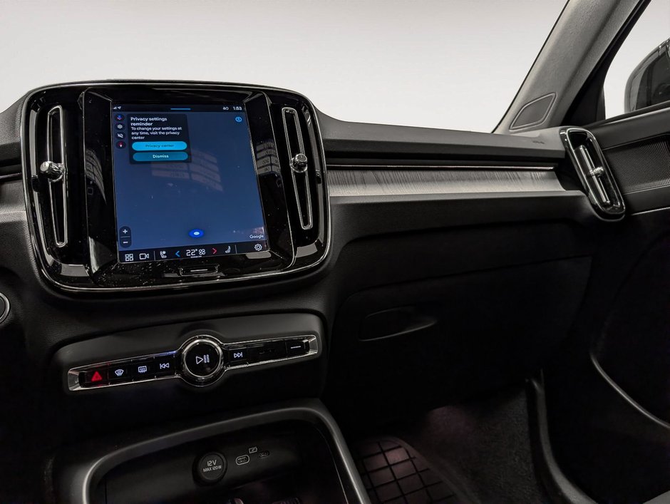 Volvo XC40 B5 AWD Plus Dark Theme 2025-10