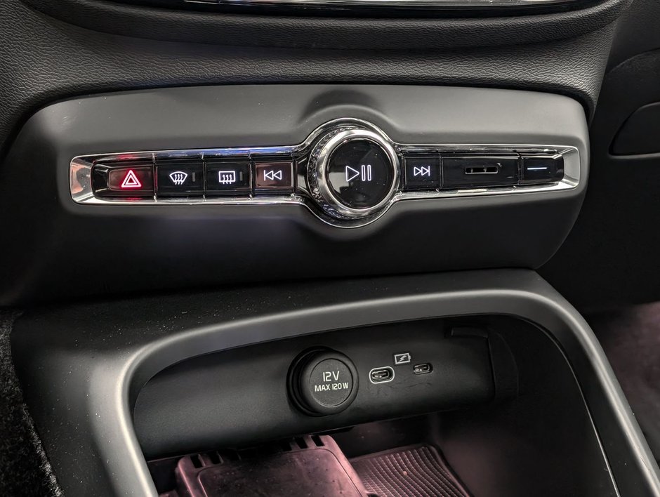 Volvo XC40 B5 AWD Plus Dark Theme 2025-12