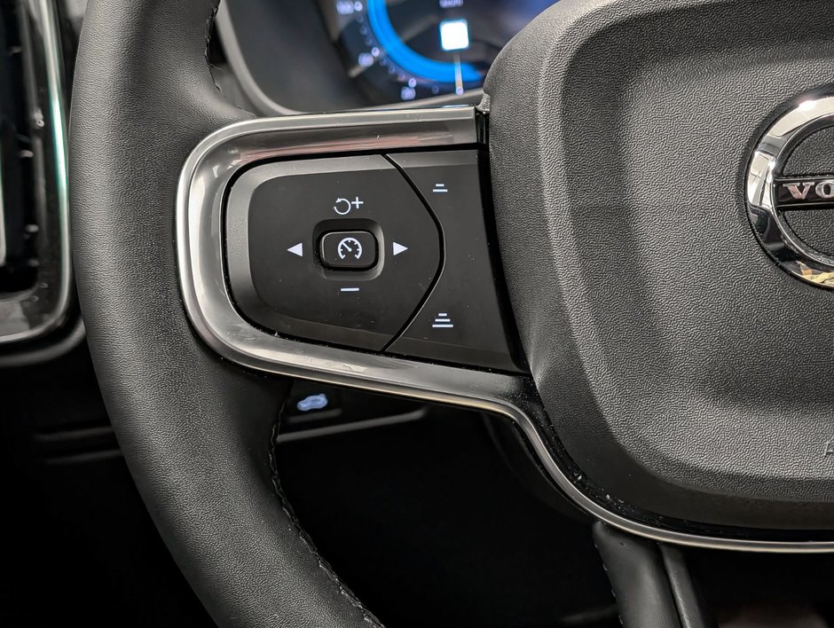 Volvo XC40 B5 AWD Plus Dark Theme 2025-15