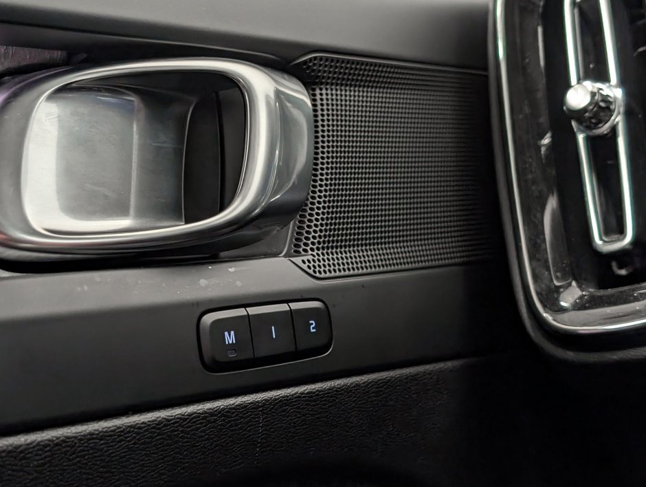 Volvo XC40 B5 AWD Plus Dark Theme 2025-18