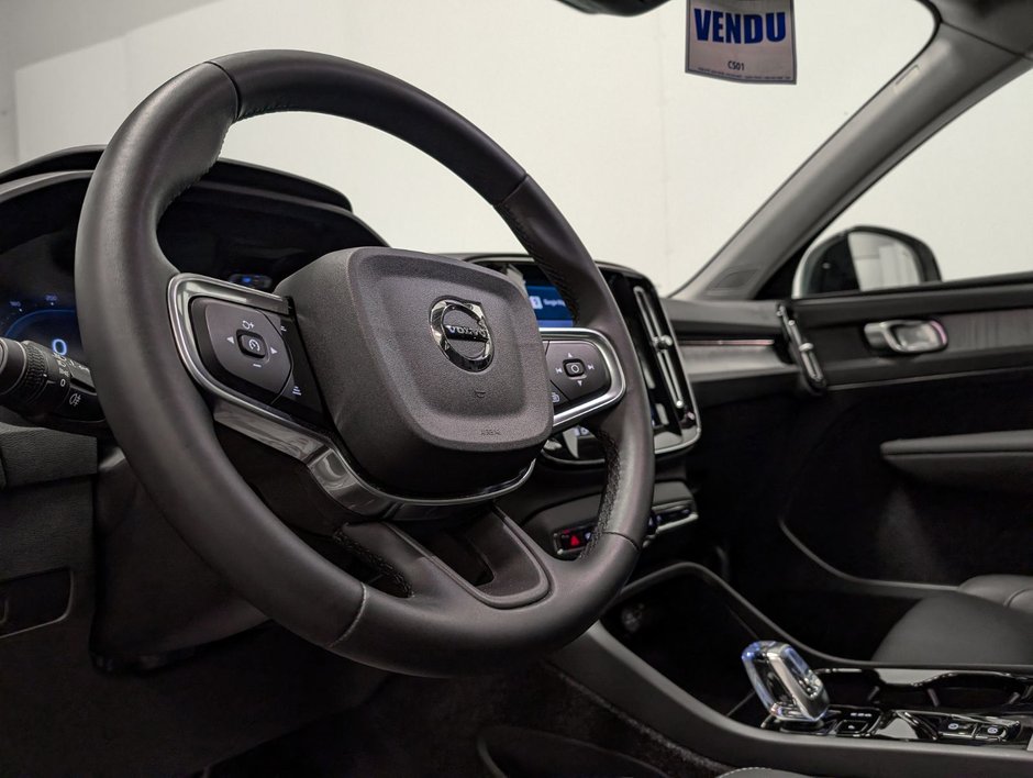 Volvo XC40 B5 AWD Plus Dark Theme 2025-5