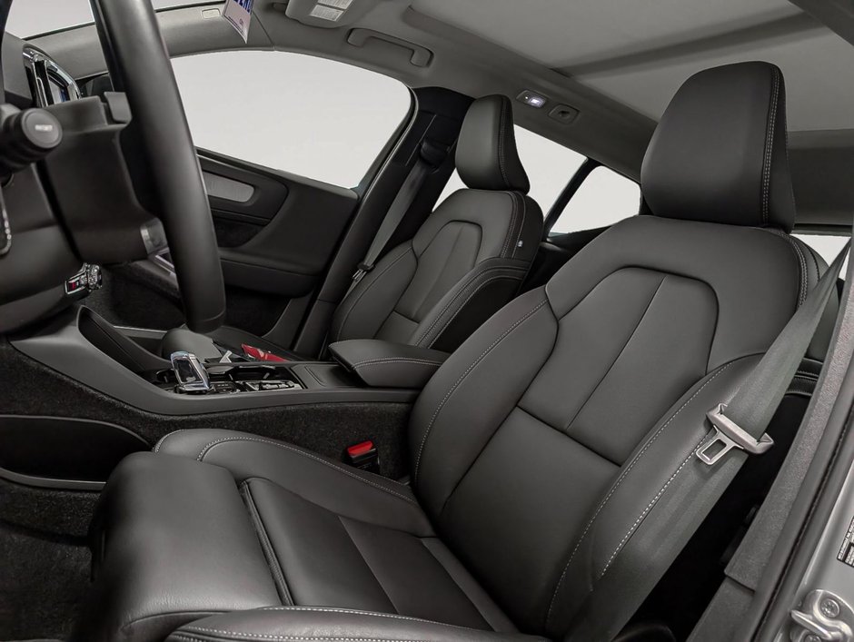 Volvo XC40 B5 AWD Plus Dark Theme 2025-8