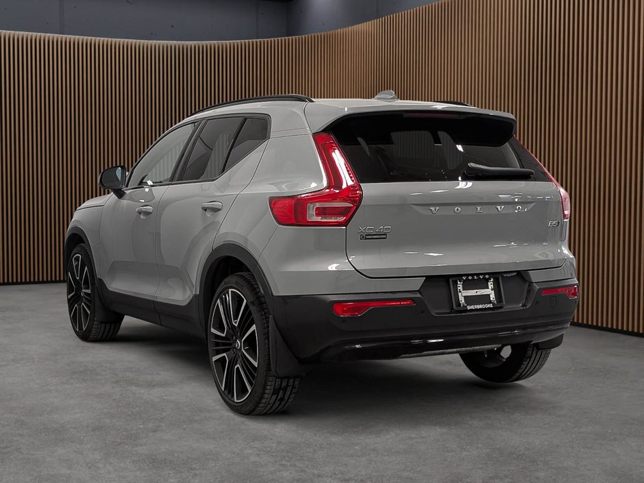 Volvo XC40 B5 AWD Plus Dark Theme 2025-3
