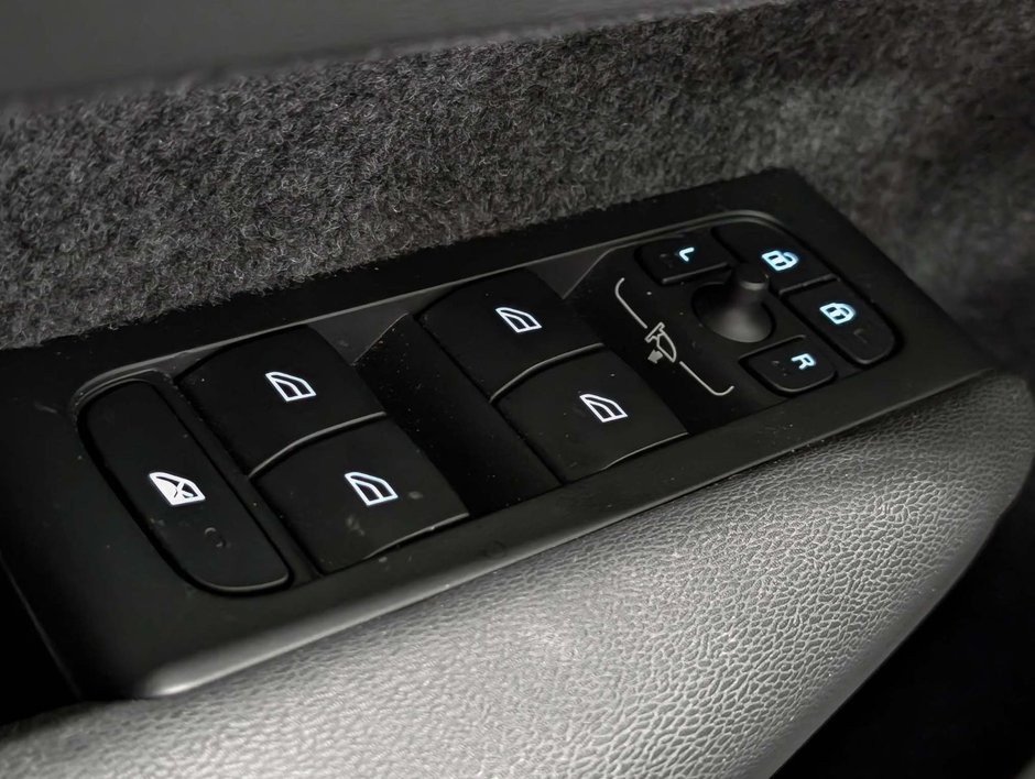Volvo XC40 B5 AWD Plus Dark Theme 2025-22