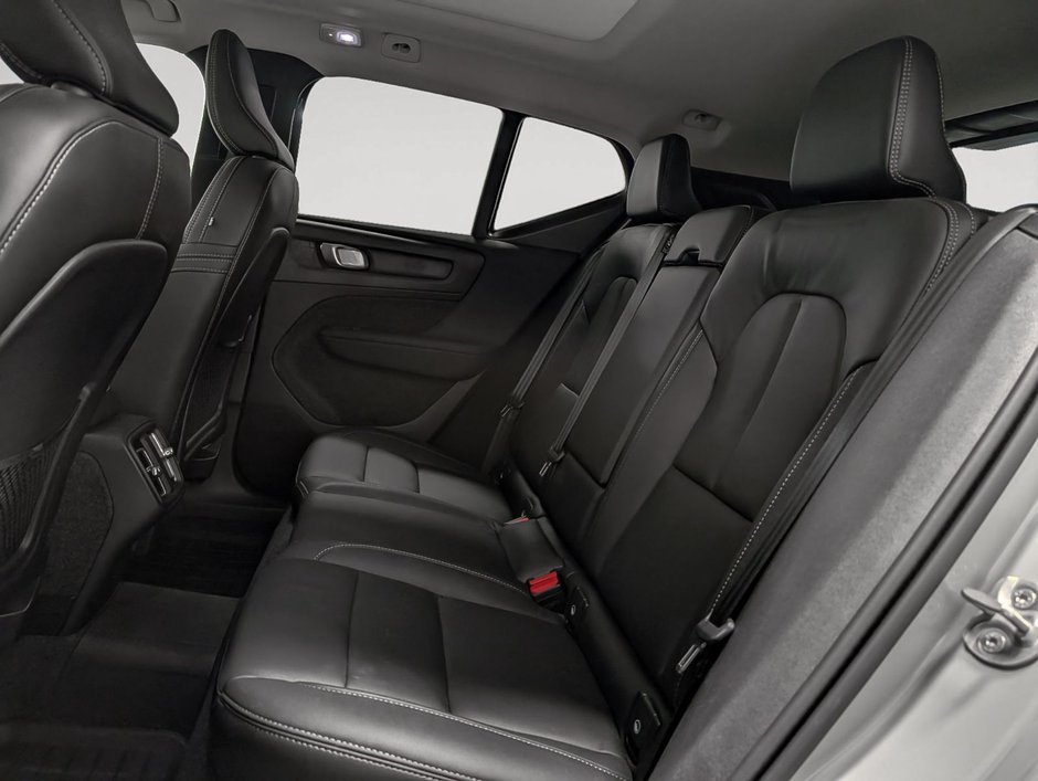 Volvo XC40 B5 AWD Plus Dark Theme 2025-11