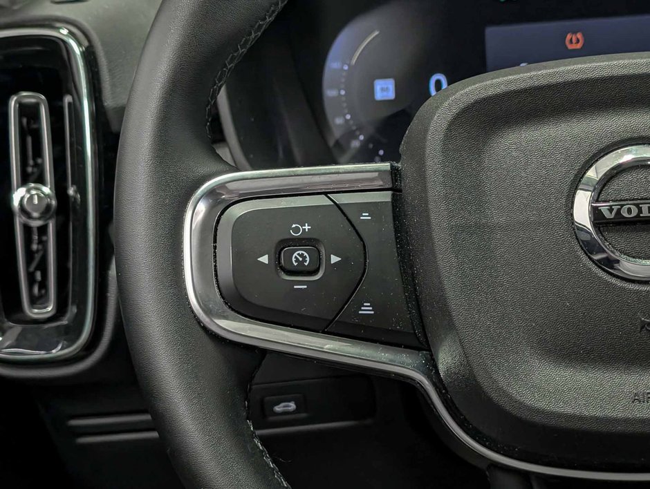 Volvo XC40 B5 AWD Plus Dark Theme 2025-21