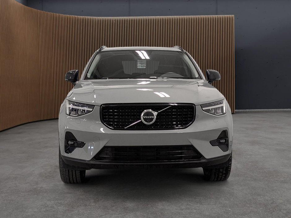 Volvo XC40 B5 AWD Plus Dark Theme 2025-1