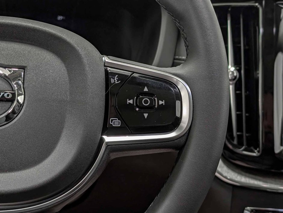 2025 Volvo XC60 Plug-In Hybrid T8 AWD Ultra Dark Theme-19