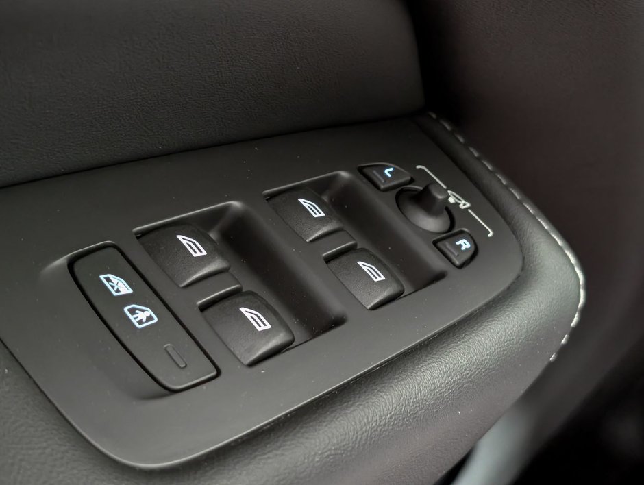 2025 Volvo XC60 Plug-In Hybrid T8 AWD Ultra Dark Theme-21